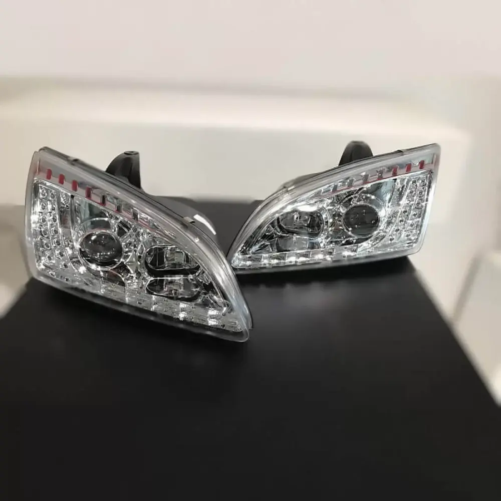 Fari Anteriori con Luci Diurne e LED Segnale Cromati per Ford Focus 04-08