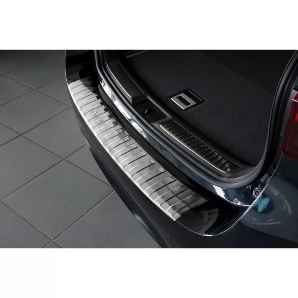 Paraurti Posteriore con Protezione Cromata per Toyota Avensis Station 2015-2018